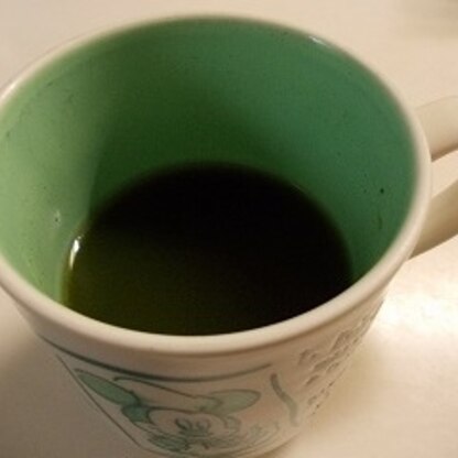 飲みかけの写真になってしまい（すいません）つい、グビグビと飲んでしまい、あッと思って、写真を撮ったわけで（笑）青汁入り緑茶、好きだわ（ニコニコ）おいしかったよ。